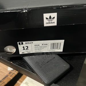 Cleaning out closet and getting rid of things I can’t fix nor wear . Brand new